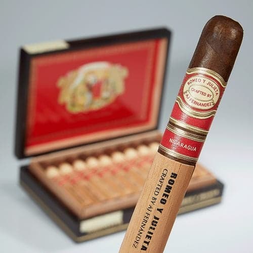 Romeo y Julieta by AJ Fernandez